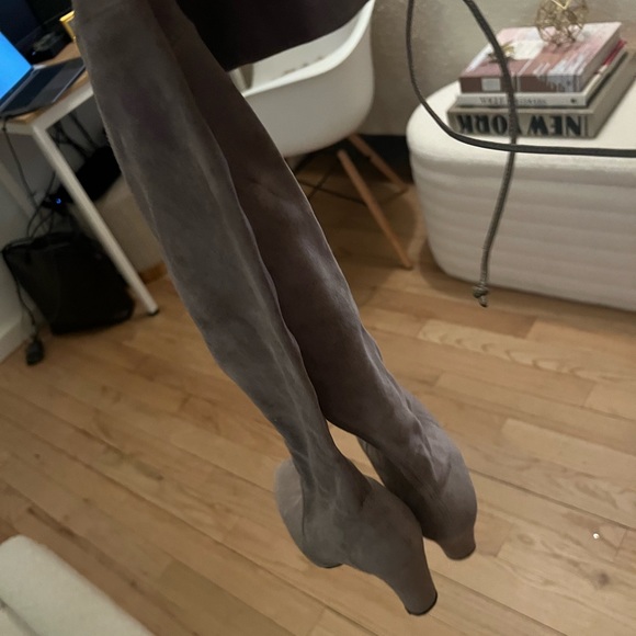 Stuart Weitzman suede over-the-knee boots in taupe. Size 7. Excellent condition. - Picture 15 of 15